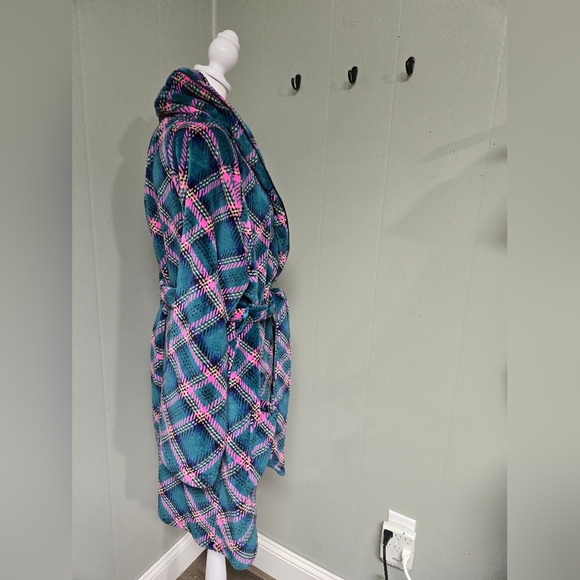 Victoria Secrets Robe. Size  xs/xp/xp/p.  Good condition. Green and pink plaid. - Picture 2 of 8